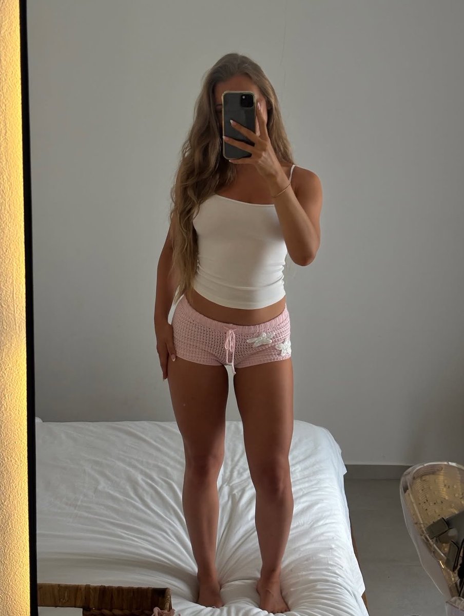 Godin_Rachelx's tweet photo. Kom je lekker naakt bij me voeten liggen ? 
Vies en kinky 😈🧎🏽‍♂️ #findomnl #findombe https://t.co/XszlDut6yr