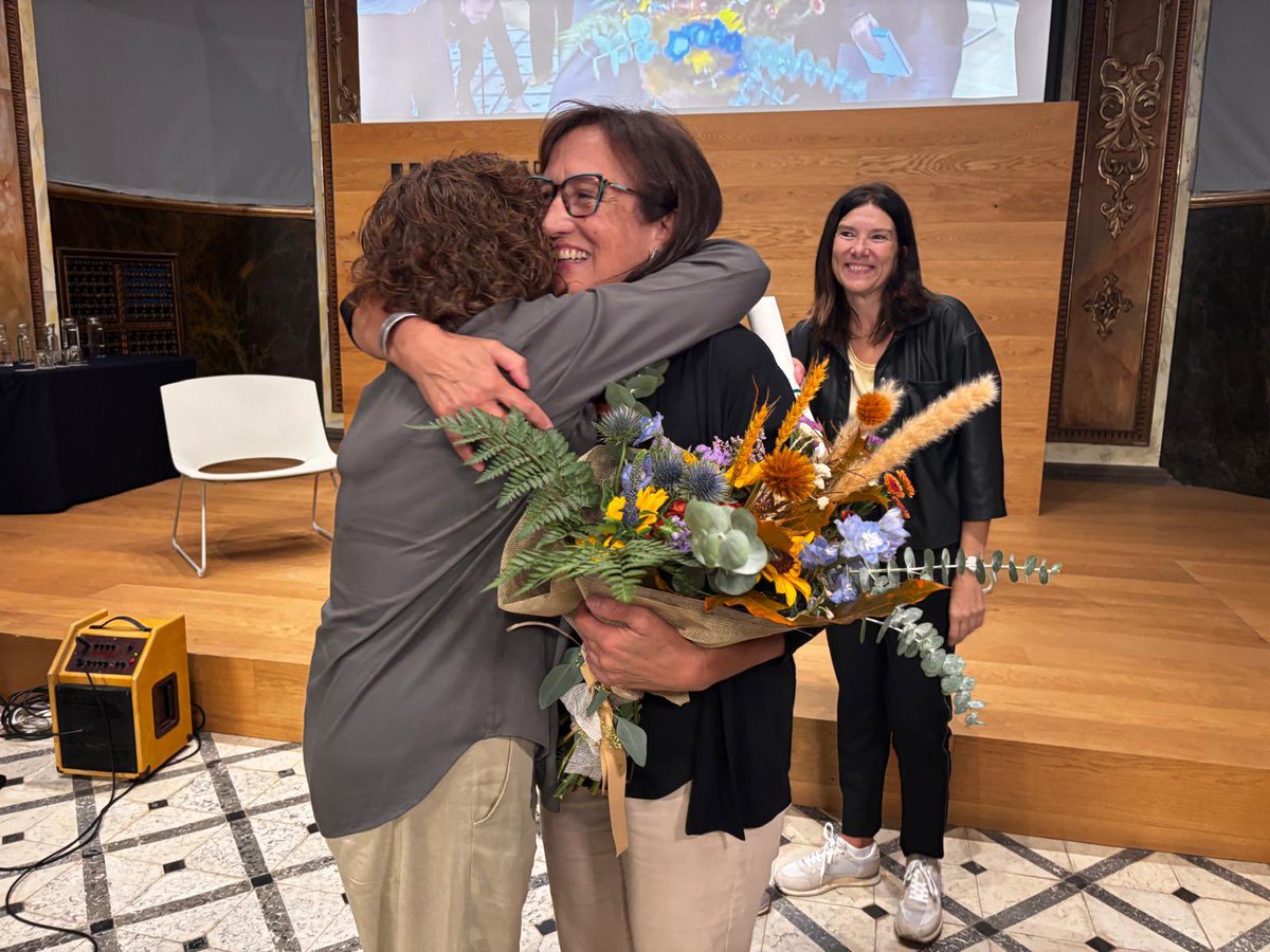 govcatcentral's tweet photo. 📷 Del llegat al futur amb un mateix propòsit 

👆 Reconeixement a @MerceGenero, al capdavant d’@Osonament durant 47 anys 

#delegada @EliaTortolero:
“En nom propi i del @govern , Gràcies. Gràcies, Mercè."

➡️ Montse Blasco agafarà el relleu https://t.co/sJD58FnSqj