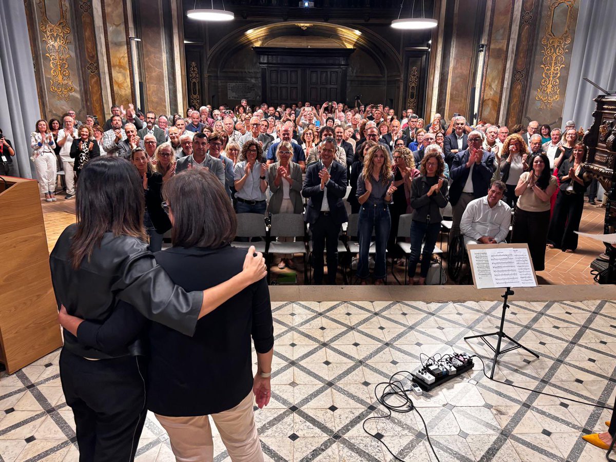 govcatcentral's tweet photo. 📷 Del llegat al futur amb un mateix propòsit 

👆 Reconeixement a @MerceGenero, al capdavant d’@Osonament durant 47 anys 

#delegada @EliaTortolero:
“En nom propi i del @govern , Gràcies. Gràcies, Mercè."

➡️ Montse Blasco agafarà el relleu https://t.co/sJD58FnSqj