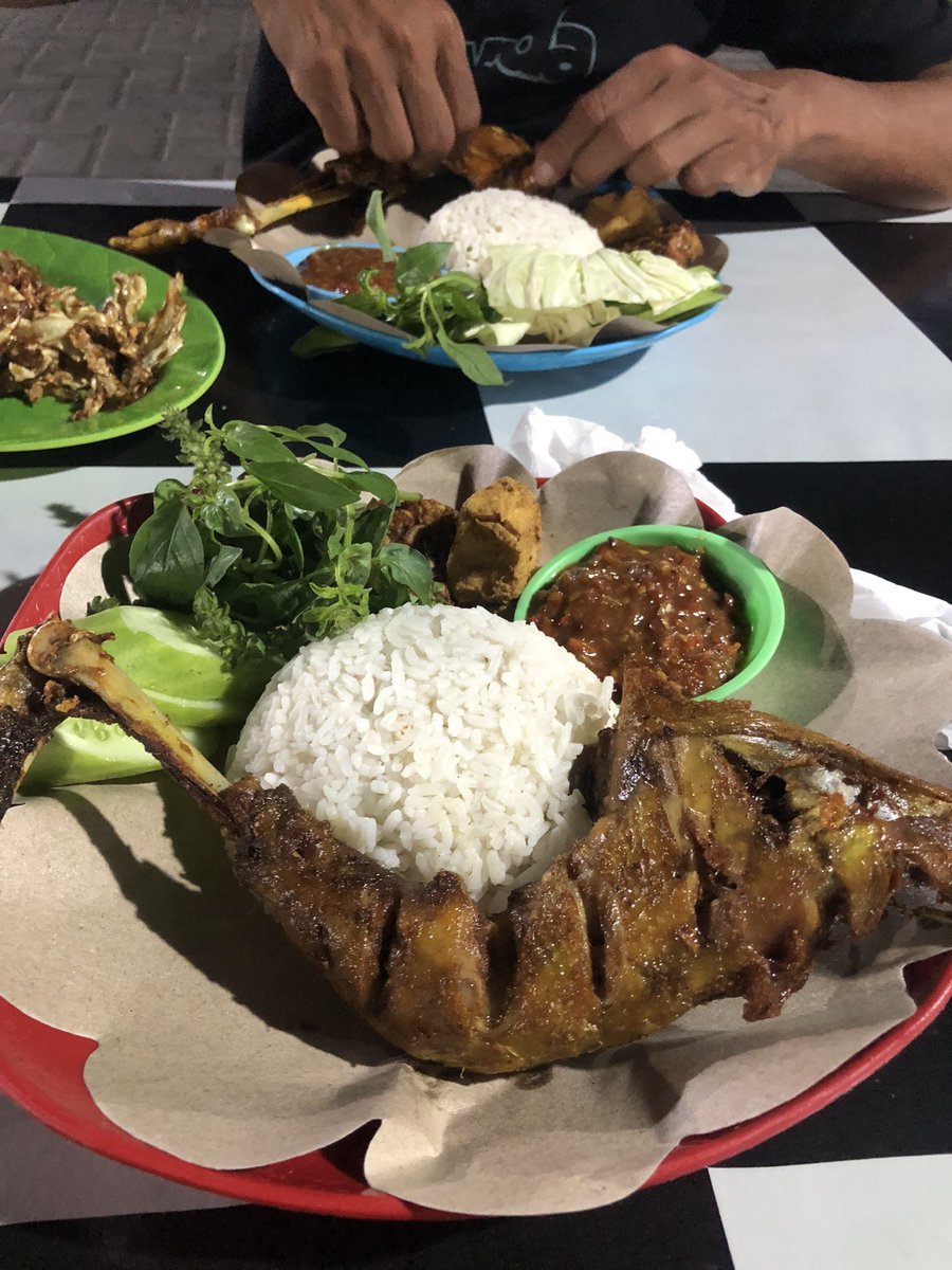 omteloletom93's tweet photo. Mari makan beb https://t.co/ZmL7LQRYu0