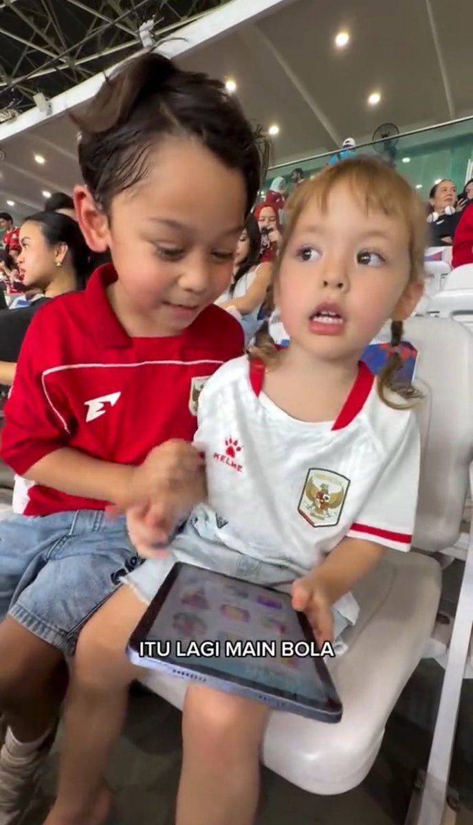 nurulrhmaa's tweet photo. BANG L HATI-HATI KALAU MAU DEKATIN KAMARI, BAPAKNYA PREMAN INDONESIA 🤣

Basa-basinya tuh basi banget! Udah tau bapaknya lagi main bola, malah nanya “Justin Hubner mana?” 😭

Kecil-kecil udah bisa modus ya si abang 🤏🏻🤣 https://t.co/MtF2E8PDgR