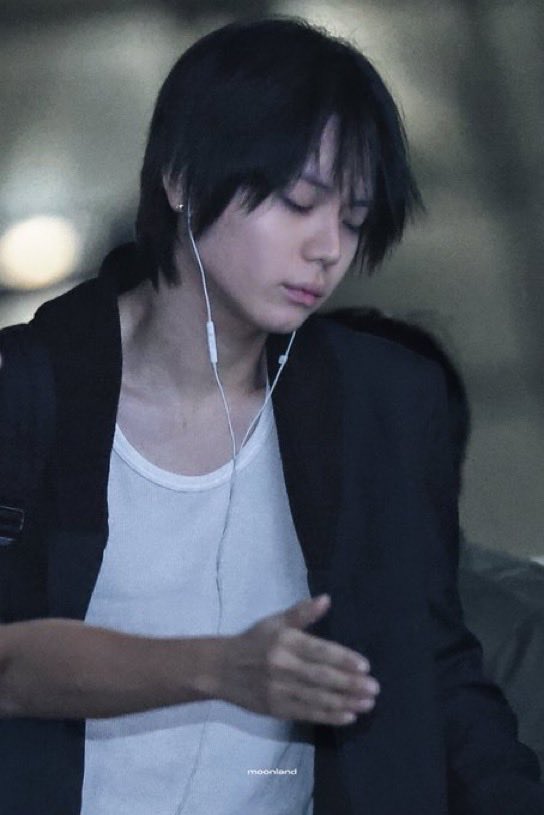ohyulah's tweet photo. the wired earphones and the casual suit look like woah i’m obsessed #오울 https://t.co/qKPUZENmoG