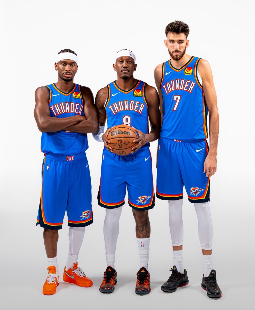 pisounalinha's tweet photo. O que acham do Oklahoma City Thunder? 

Shai Gilgeous-Alexander
Cason Wallace
Jalen Williams
Chet Holmgren
Isaiah Hartenstein

Ajay Mitchell
Alex Caruso
Jared McCain
Jaylin Williams

Kenrich Williams
Aday Mara

As 🔟 QUESTÕES e TAKES para 2026/27 ⬇️

1️⃣ ADIÇÃO POR SUBTRAÇÃO!

OKC trocou Lu Dort, Aaron Wiggins e Isaiah Joe por alívio financeiro e PICKS de 2ºR. 

Dort, sobretudo era vital na defesa, mesmo não sendo tão alto mas muito forte, versátil, líder… mas já era uma questão ofensiva. enquanto Wiggins/Joe dificilmente pisavam em quadra nos playoffs. O Thunder está pronto para substituí-los.

2️⃣ ABRAM ALAS PARA CASON WALLACE!

Esse é o desenvolvimento que mais me empolga, Cason vai assumir a titularidade de Dort, algo que já deveria ter acontecido.

Não é tão alto quanto Dort, mas é um dos jogadores mais ativos e esguios no ponto de ataque da NBA… líder da liga em desvios em 2025/26, com 48.6% de 3P nos playoffs. 

3️⃣ MAS J-DUB PRECISA FICAR SAUDÁVEL!

Williams mal teve sequência em uma temporada de 33 jogos e muitas lesões musculares… uma questão central! Ele alivia a pressão do ataque como criador e é um defensor de 1-5 fantástico.

Tê-lo saudável é o grande reforço de OKC para o novo ano, facilite a produção dos jovens, pressione a cesta e defenda o principal ala rival… a pressão será enorme em sua produção, que é um fator X.

4️⃣ MITCHELL E MCCAIN: CORINGAS!

As lesões de J-Dub só não foram mais sentidas pela ascensão de Mitchell, que foi o 2º melhor jogador de OKC nos playoffs em seu 2º ano. No total, 60-8 com ele e 15-14 sem (somando playoffs). Há um grande nome surgindo aqui.

As trocas de Joe e Wiggins abrem espaço definitivo para McCain e um poder de fogo de elite para um OKC que não quer mais ter problemas de criação secundária… está chegando ao 3º ano e já foi incrível nos playoffs. 

5️⃣ É POSSÍVEL TIRAR MAIS DE CHET?

Holmgren decepcionou a todos contra o Spurs, mas sinto que o sistema de OKC com dois pivôs, ao mesmo tempo que esconde certas deficiências, também limita pontos fortes dos dois lados da quadra.

É possível lhe transformar em um jogador de 20 PTS por jogo, com mais volume? E ele pode melhorar como reboteiro e presença física para que I-Hart seja luxo e não necessidade?

6️⃣ INCERTEZAS? NÃO COM SGA!

Mais do que o título que o vi ganhar, as duas séries que OKC perdeu me deram ainda mais certeza de que Shai Gilgeous-Alexander sempre vai aparecer e estar lá.

O Spurs fez de tudo para limita-lo, pressão na bola, um androide protegendo o aro, OKC tinha poucos a quem recorrer com a bola na mão… ainda assim, assista o nível de dificuldade dos arremessos que ele converteu nessa série e entenda o QUÃO BOM é SGA.

7️⃣ O POTENCIAL AINDA É MÁXIMO, A PROFUNDIDADE É MENOR!

OKC teve 13 jogadores que estariam em quase todas as rotações da NBA no último ano. Temporadas regulares afetadas por lesões mais do que é dito, foram de enorme sucesso em conta disso.

Acho que eles ainda tem 10 nomes de qualidade, mas o resto precisa se provar, apesar do enorme potencial dos jovens, como Mara e Topic.

8️⃣ MARK DAIGNEAULT ACERTA AS ROTAÇÕES?

Sou fã do Coach Mark, o acho um dos melhores da NBA, mas todos tem algum defeito… o seu no último ano foi sobrecarregar Shai ou Chet em quintetos com pouco arremesso principalmente.

Esse ajuste em grandes jogos será central, até porque uma eventual série com o Spurs pode ser decidida em minutos, detalhes

9️⃣ ROTAÇÃO!

Cason está muito definido como substituto de Dort como titular e acho que Mitchell/Caruso/Mitchell/J-Will terão minutos.

K-Will enfim ganhará minutos sólidos? Ele foi um plano de emergência bem sucedido ao longo desses anos… Mara não deve explodir em seu 1º ano, mas merece repetições, pode impactar na defesa e com novas armas ofensivas.

🔟 FIQUE DE OLHO…

Bennett Stirtz. Sinto que há menos conjecturas necessárias para tê-lo em quadra em relação aos outros jovens… se o jogo fora da bola se traduzir, ele pode ter minutos. É claro que Mara/Topic serão uma atração.