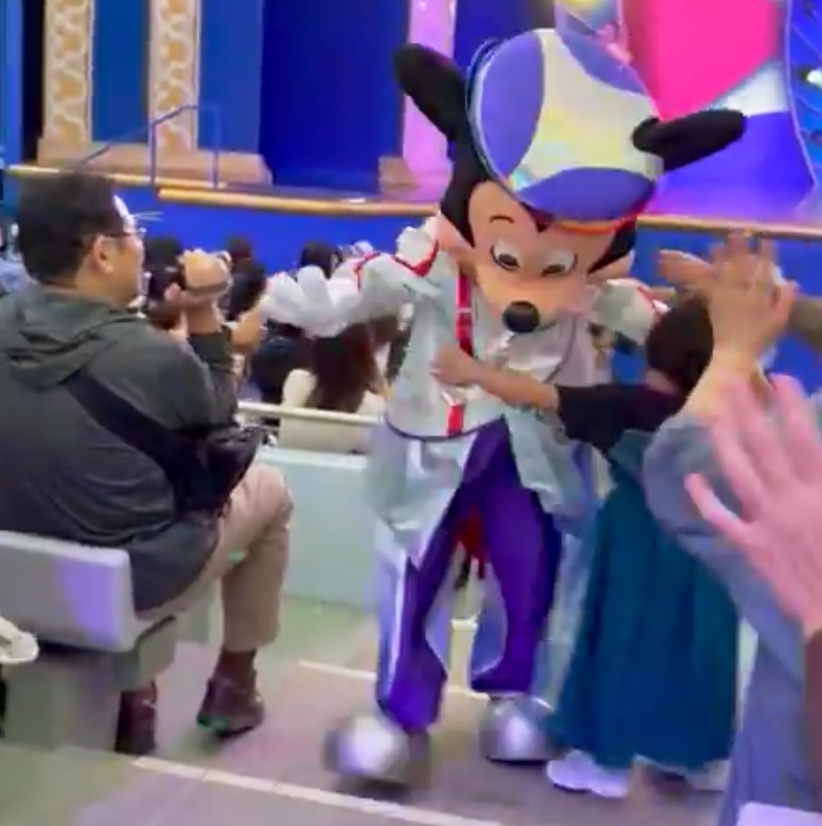 harudisney_0426's tweet photo. 通路に飛び出てミッキーに抱きついてる子供やばすぎだろwwwwwwwww

もし事故とか起きたら
客席に一切降りてこなくなるぞ…？💢💢 https://t.co/qiBL37FTKM