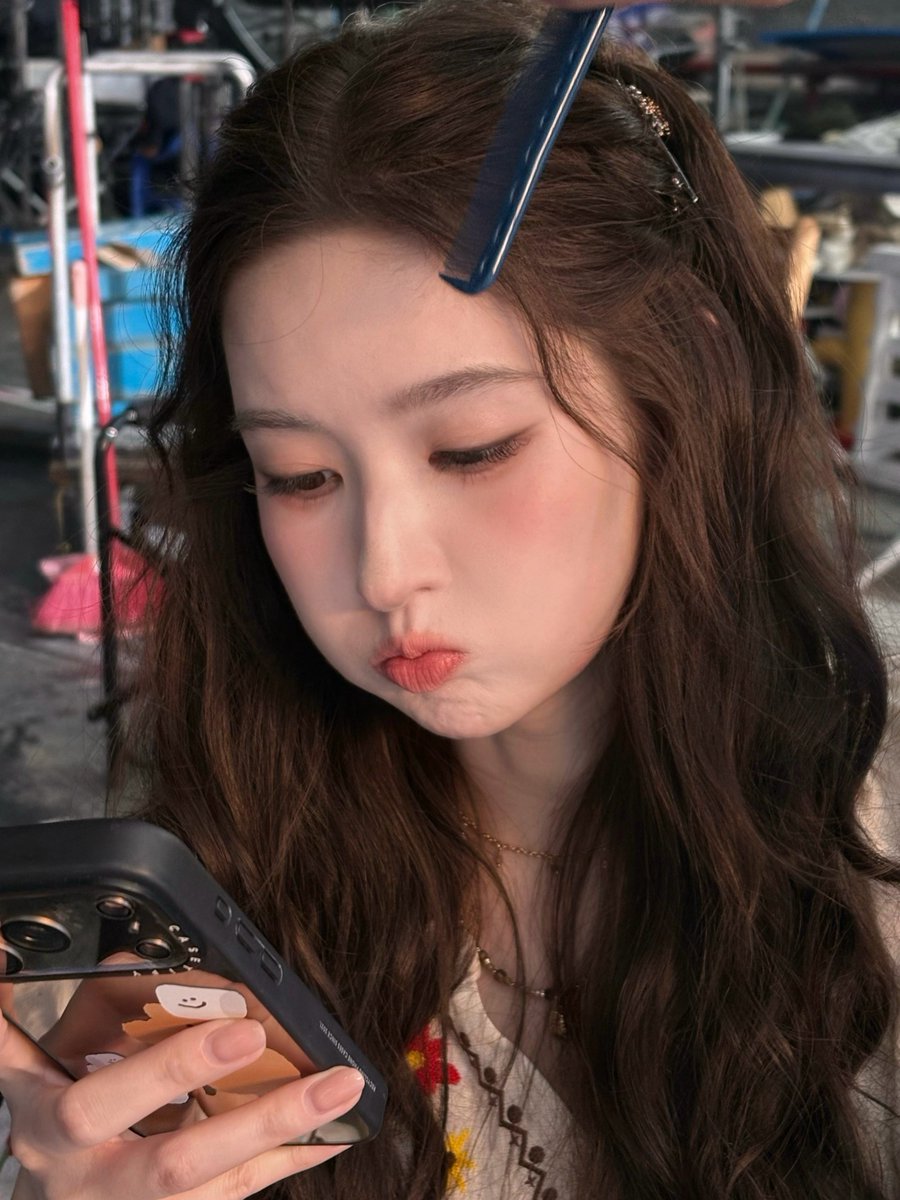 Yvuwen's tweet photo. If a face could be subtitled, what would be written on mine? 💭 https://t.co/Ol1Lc6Cfdj