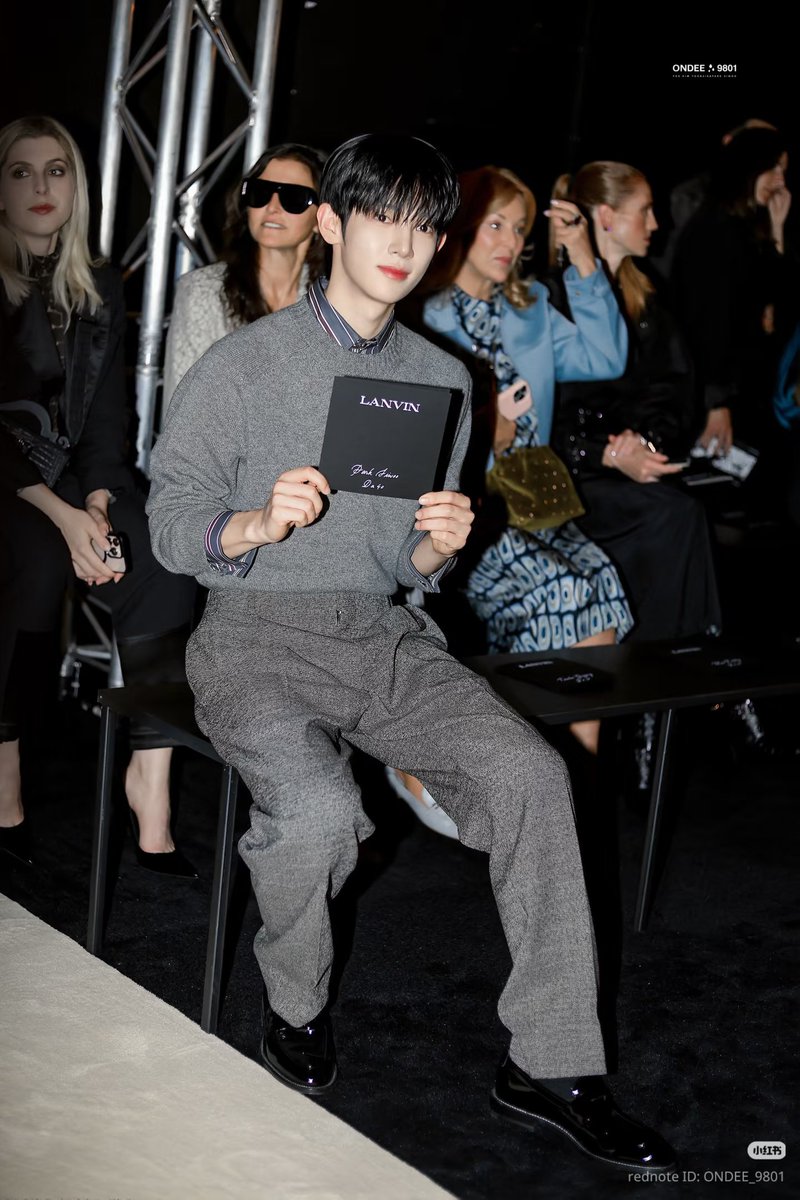 XX00419's tweet photo. Lanvin và Siwoo thật hoàn hảo.

PARK SIWOO AT LANVIN PFWSS27 
#PARKSIWOOxLANVIN 
#PARKSIWOO https://t.co/W3q4Cw4GWt