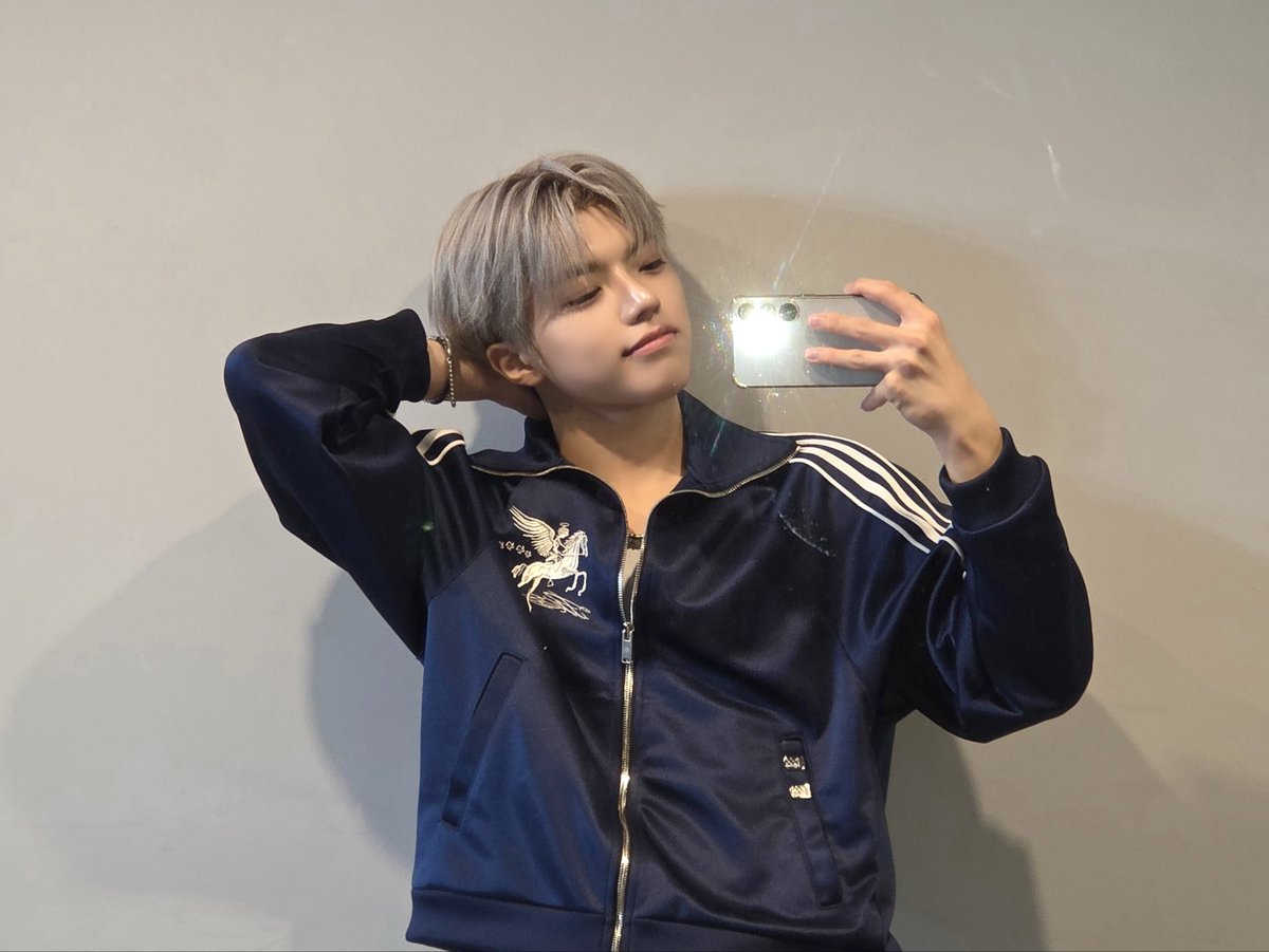 at_ALL_H_OURS's tweet photo. [#온]
Today's 거울샷😎🐥✨️

#ALL_H_OURS #올아워즈
#ON_N #온 https://t.co/MLfKynezQm