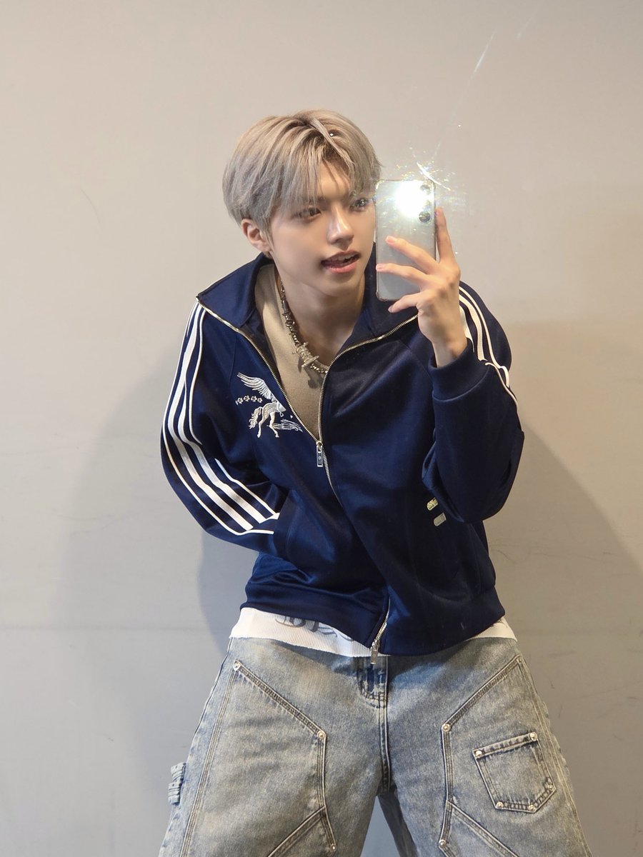 at_ALL_H_OURS's tweet photo. [#온]
Today's 거울샷😎🐥✨️

#ALL_H_OURS #올아워즈
#ON_N #온 https://t.co/MLfKynezQm