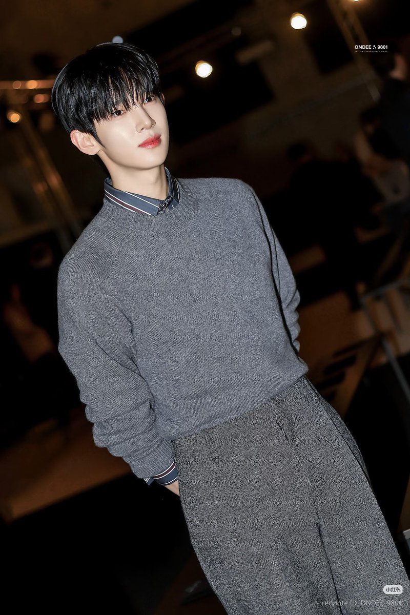 XX00419's tweet photo. Lanvin và Siwoo thật hoàn hảo.

PARK SIWOO AT LANVIN PFWSS27 
#PARKSIWOOxLANVIN 
#PARKSIWOO https://t.co/W3q4Cw4GWt