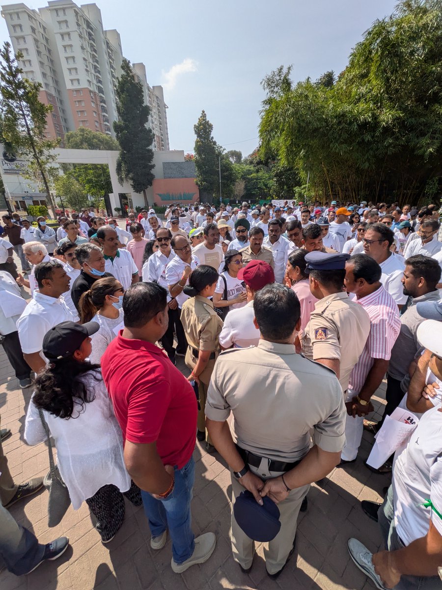 SarjapuraRaste's tweet photo. It's time to give Harlur Road the focus and treatment it deserves!
Hundreds of residents from the locality joined a peaceful walk on Swacchta Diwas 2026 to demand urgent infrastructure facelift and emphasis on garbage collection from GBA and the state government! https://t.co/IPd8r3k8q7