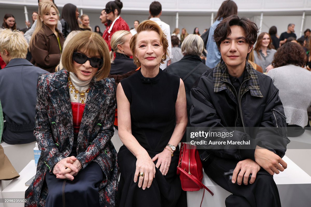 WYBSOURCES's tweet photo. 📸 Getty images of #WangYibo with actress Lesley Manville and Anna Wintour at the front row of LOEWE Spring/Summer 2027 show in Paris Fashion Week

WANG YIBO AT LOEWESS27
#WangYiboPFWSS27xLoewe #LOEWESS27 @LoeweOfficial https://t.co/OPWv2xyIKv