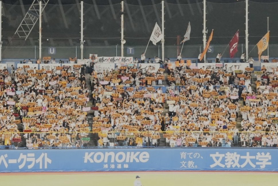 jingu_stadiumpr's tweet photo. 🐰Thank you fans🏟️🗼
本日で神宮球場の #読売ジャイアンツ 戦は全日程を終了しました。
ジャイアンツファンの皆さま、今シーズンもたくさんのご来場をありがとうございました！
先日の試合では #石川雅規 投手に花束とあたたかいご声援をありがとうございました💐✨

#神宮球場 #jingustadium https://t.co/F8VLpkaatd