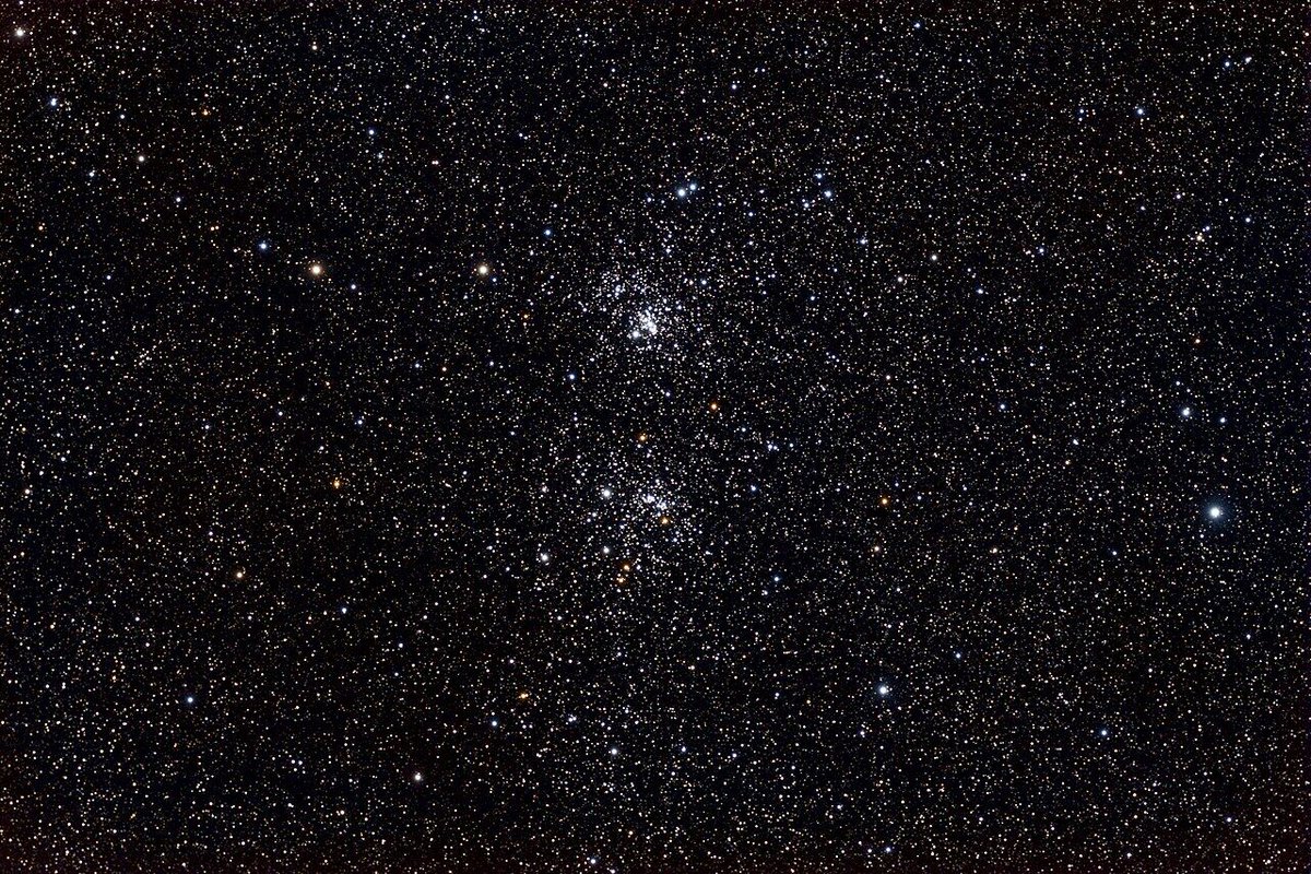 waddensky_nl's tweet photo. Vanaf een donkere plek kun je tussen de sterrenbeelden #Perseus en #Cassiopeia een zwak, wazig lichtvlekje ontdekken. Met een verrekijker zie je dat dit vlekje uit twee groepen van tientallen sterren dicht bij elkaar bestaat!
📸 Genuson
#DeepSky #Sterrenkunde #Melkweg https://t.co/PtaRwnkbsZ
