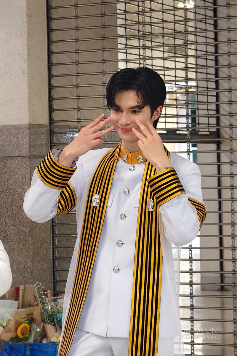TangtonFBBegin's tweet photo. วันนี้พี่บัณฑิตเก่งมากกกก 👨🏻🎓👏🏻💙
ยินดีกับความสำเร็จอีกครั้งนะค้าบ 🎓✨
พักผ่อนเยอะ ๆ แล้วไว้เจอกันน้าาา
บีกินส่งกำลังใจให้เสมอนะค้าบ 🤗💙🤏🏻
#CongratsGradTangton
#TangtonJinnaphop #บีกินของตั้งต้น
#TangtonFanbaseByBegin https://t.co/Z9uGoO10jk
