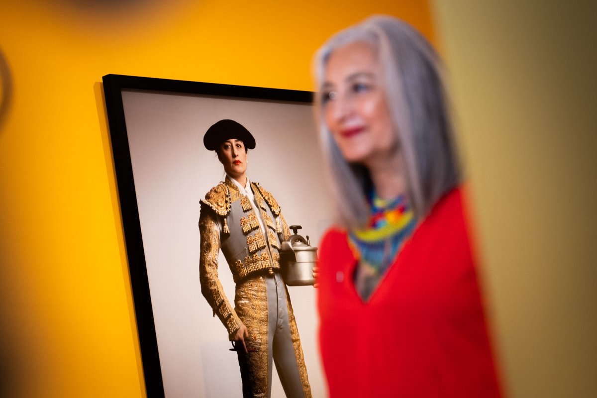 thyssenmalaga's tweet photo. ✨ Hoy hemos tenido el honor de contar con Pilar Albarracín en la presentación de "¡Olé! El mito de lo español a través de Andalucía".

La artista, reciente Premio Nacional de Artes Plásticas 2026, es autora de "Sin título (Torera)", la obra que abre el recorrido de la exposición. Una pieza que da la bienvenida al visitante y que dialoga con la mirada crítica que la muestra plantea sobre los tópicos de lo andaluz y lo español.

Gracias, Pilar, por acompañarnos en un día tan especial para el Museo 👏

#MuseoCarmenThyssen #ThyssenMálaga #ExposiciónOlé #PilarAlbarracín #PremioNacionalDeArtesPlásticas #MitoDeLoEspañol #MálagaCultura #Museos