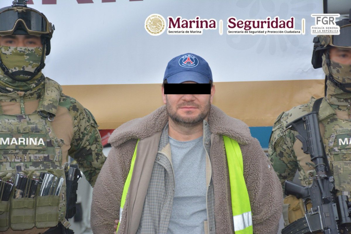 michelleriveraa's tweet photo. 🚨 #Jalisco | Así fue la detención de Miguel Ángel Solano Ruiz, “El Capitán Sol”, “Sol” o “Mike”, en #Zapopan. Su captura ocurrió tras trabajos de investigación e inteligencia y la coordinación entre autoridades federales, en cumplimiento de una orden de aprehensión por su probable participación en delincuencia organizada relacionada con delitos en materia de hidrocarburos.

📸 @azucenau