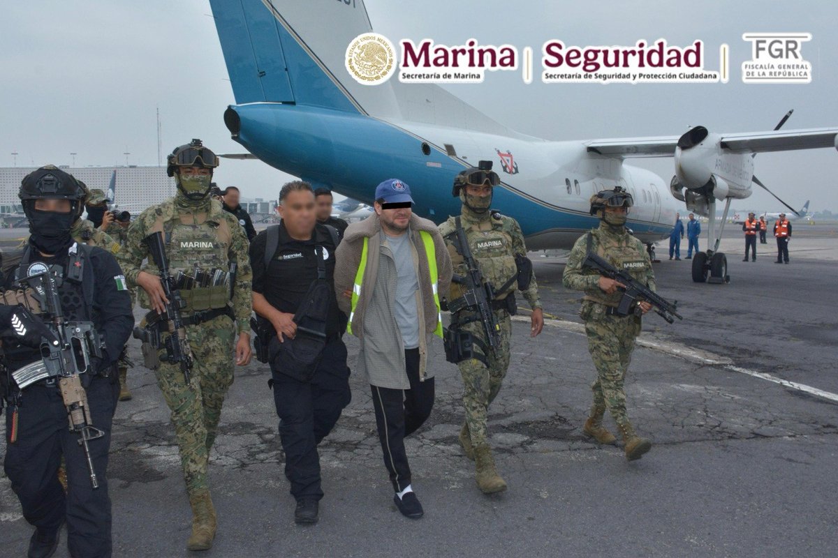 michelleriveraa's tweet photo. 🚨 #Jalisco | Así fue la detención de Miguel Ángel Solano Ruiz, “El Capitán Sol”, “Sol” o “Mike”, en #Zapopan. Su captura ocurrió tras trabajos de investigación e inteligencia y la coordinación entre autoridades federales, en cumplimiento de una orden de aprehensión por su probable participación en delincuencia organizada relacionada con delitos en materia de hidrocarburos.

📸 @azucenau