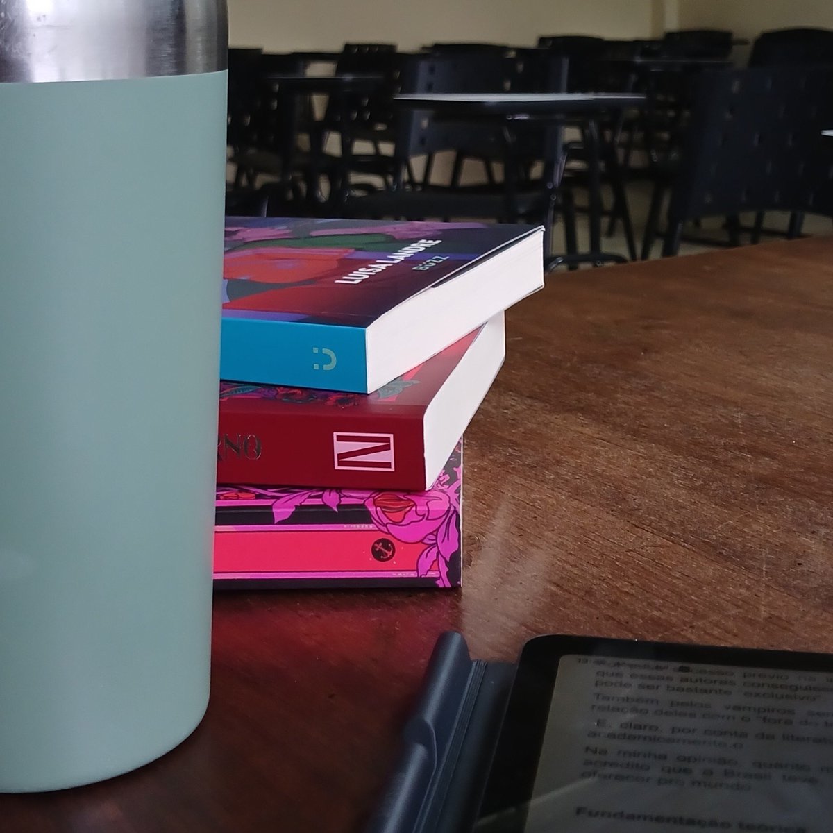 revisaliteralu's tweet photo. LIBEROU MEU TCC SOBRE LITERATURA BRASILEIRA!! um agradecimento especial pra @divulganacional e pra @luisalandre porque esse trabalho não existiria sem vocês! https://t.co/9uP3uxH7mk https://t.co/CCw3iOBRwr