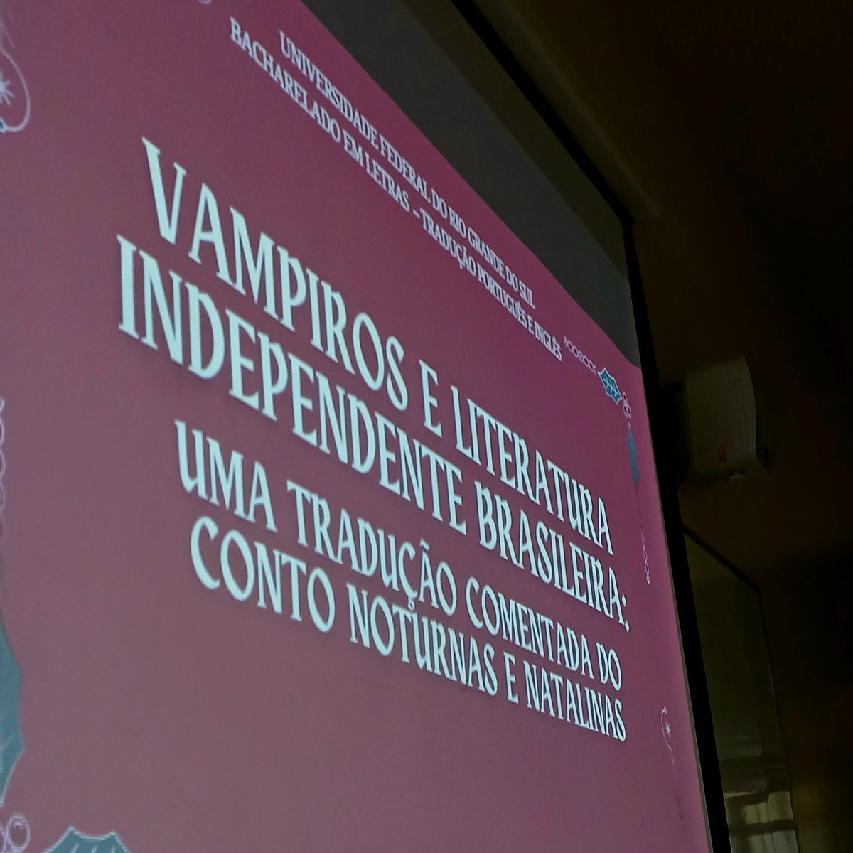 revisaliteralu's tweet photo. LIBEROU MEU TCC SOBRE LITERATURA BRASILEIRA!! um agradecimento especial pra @divulganacional e pra @luisalandre porque esse trabalho não existiria sem vocês! https://t.co/9uP3uxH7mk https://t.co/CCw3iOBRwr