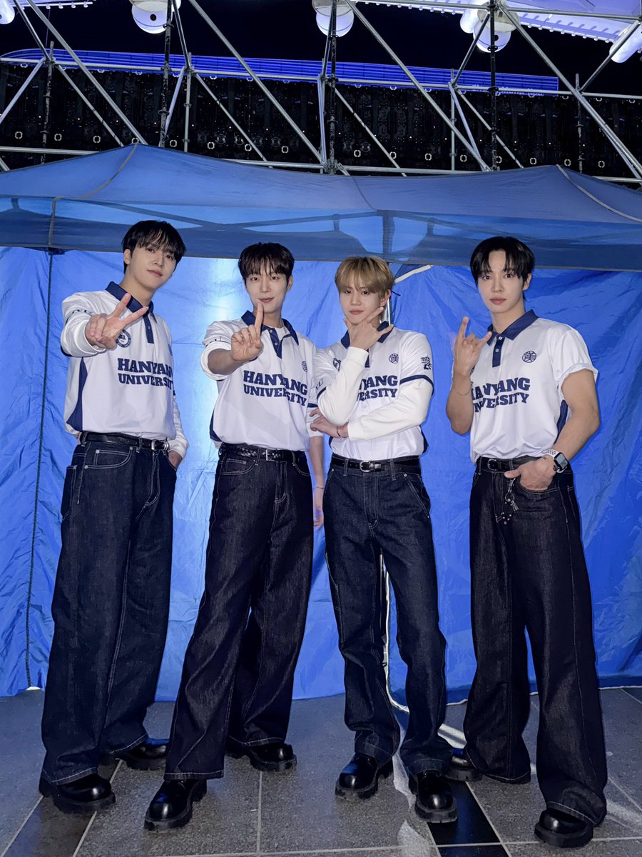 Highlight_AUent's tweet photo. [📸] 한양대학교 '2026 애국한양응원제 : 오름'

서로의 마음이 모이고, 우리의 목소리가 하나 되는 시간!
'2026 애국한양응원제 : 오름'에서 함께 가을을 맞이해주신 여러분 고맙습니다💡🌹

#하이라이트 #HIGHLIGHT
#비스트 #BEAST
#윤두준 #YOONDUJUN
#양요섭 #YANGYOSEOP
#이기광 #LEEGIKWANG
#손동운 #SONDONGWOON