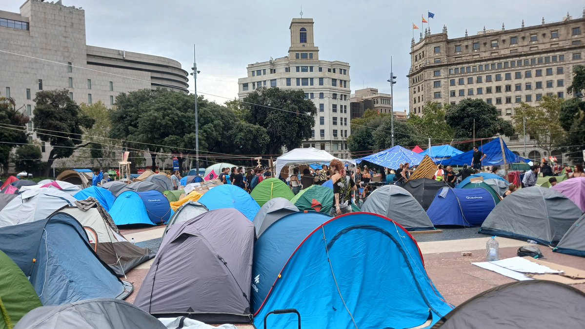 Civil_War_Spain's tweet photo. The housing protest which began Madrid has now spread to Barcelona. Plaça Catalunya this morning. https://t.co/sJyGW2Apf0