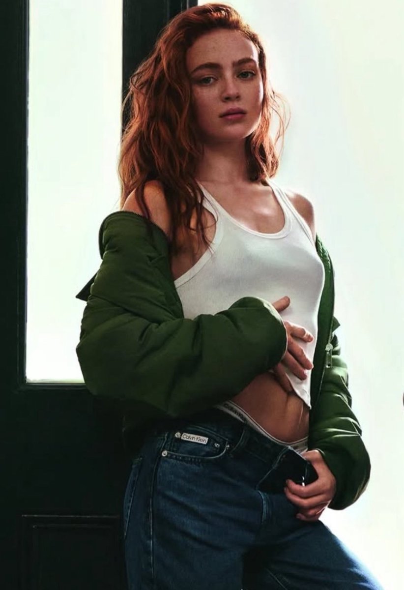 sinks_radz's tweet photo. If you think about it, september was all about Sadie serving looks in JEANs &amp; GREY 🙂‍↕️ https://t.co/pIwjzt93ai