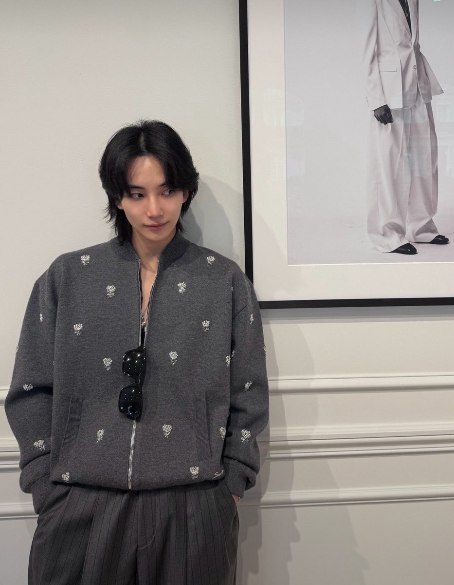 jeongh4nss's tweet photo. DROP THE TAGS FOR JEONGHAN

JEONGHAN AT GIVENCHY PFW
#JEONGHANxGIVENCHY
#GivenchySS27
#ParisFashionWeek
@pledis_17 @givenchy https://t.co/AGYWHXHSDS