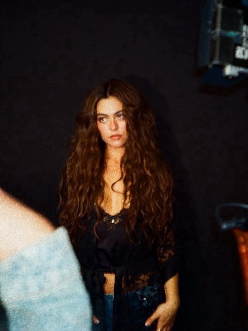 mikaabdallad's tweet photo. That face 🔥 One more gorgeous backstage photo of Mika Abdalla before the Défilé L’Oréal Paris Fashion Show. https://t.co/EDo8fw80vo