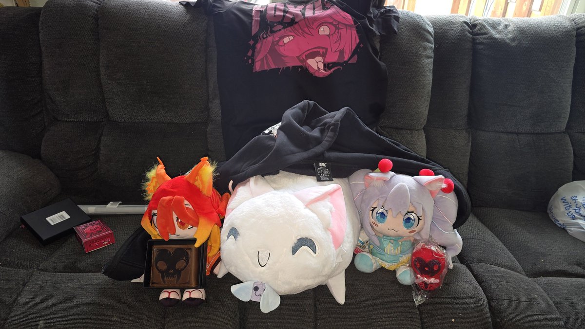 wmgroom4's tweet photo. With us getting our first seasonal snow, it's a good thing that my Kirsched Merch made it in. Can get good use out of the hoodie. #KirschePop #KirschedArt https://t.co/ncummoceZN