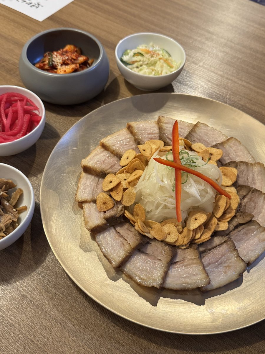 ppopor's tweet photo. ชอบอาหารเกาหลีร้านนี้คับ ประทับใจหมูโพซัม มากคือไม่ต้องจิ้มอะไรแต่อร่อยฮืออ หมูนุ่มมาก เมนูอื่นก็อร่อย คิมบับแบบไส้แน่นมาก ชอบบเลย🥹💕🫶🏻 

✨ร้าน Bookmagol 북막골 ตรงข้างๆเกทเวย์เอกมัยน้า https://t.co/BAQT5VCgdu