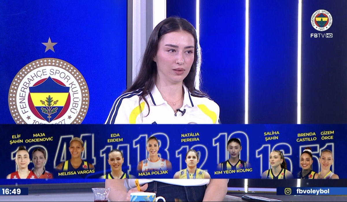 gibbybaris's tweet photo. ❓ Hayalindeki en iyi 6'lı, en iyi kadro ?

⚡️ Saliha Şahin:

🇹🇷Elif/Maja🇷🇸 - 🇹🇷 Vargas
🇧🇷 Natalia - 🇰🇷 Kim - 🇹🇷 Saliha
🇹🇷 Eda - 🇭🇷 Poljak 
🇩🇴Castillo/Gizem🇹🇷

"Bu benim beraber oynadığım, iyi olduğunu düşündüğüm altılım. Hatta 6 değil, bir 8 falan galiba çünkü 6 olamaz yani."

"Buraya koyamadıklarım da lütfen gönül koymasın. Çünkü aslında yani hepimiz iyiyiz (gülüyor). Herkes çok iyi yani."

"Pasör olarak Elif ile Maja'yı demek istiyorum. İkisinden birini seçemedim, o yüzden Elif ile Maja demek istiyorum. İkisiyle de oynadım çünkü."

"Pasör çaprazı Mile demek istiyorum. Çünkü gerçekten oynaması aşırı keyifli, çok takım oyuncusu, inanılmaz konforlu hissettiriyor sahada ve sana çok destek oluyor." 

"Orta oyunculardan Eda Abla zaten, Maja Poljak çaprazı olarak koydum. Köşelerden Natalia Pereira. O da beğendiğim bir smaçör."

"Yeon-Koung Kim Ablam. Hem çok komikti, inanılmaz bir kadın gerçekten. Fenerbahçe geçmişi de var. O yüzden Yeon-Koung Kim demek istiyorum." 

"Türk smaçör olarak da kendimi ekledim oraya (gülüyor). Libero olarak da Castillo ve Gizem Abla'yı koydum. Böyle bir kadrom var şimdilik."

📺 @UmuttBilgen x Smaçör - FB TV
