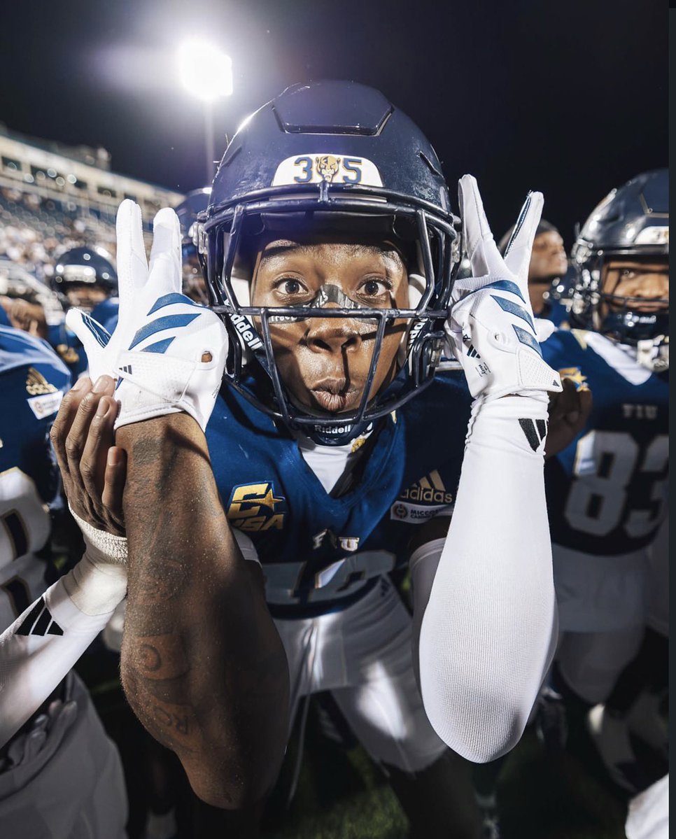 S1dSmith's tweet photo. Blessed to receive an offer from Florida International University @KennethGilstrap @Coach_Dewitt @Cole_Thomas64 @AliciaPayneFIU @TomLoy247 @ChadSimmons_ @Coach_LJ https://t.co/u5fZYRxjXE