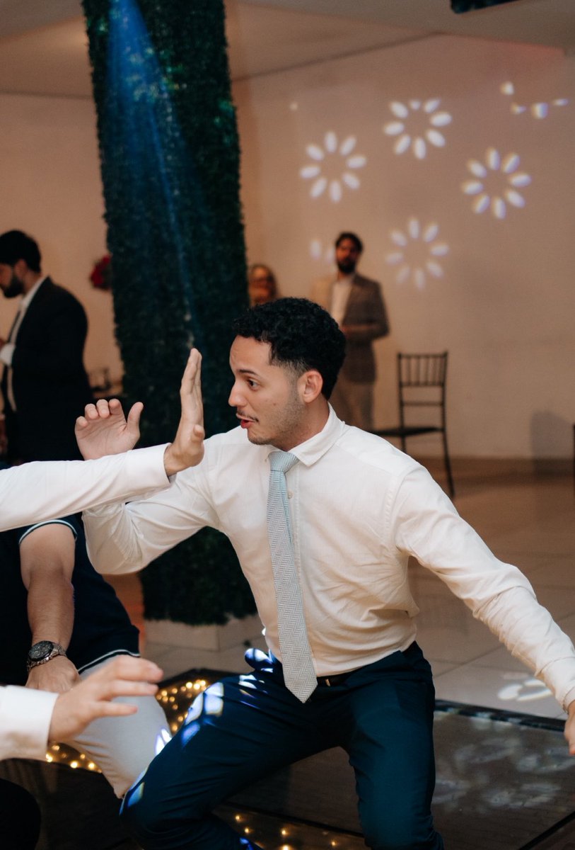 iamcaetanolima's tweet photo. em todas as fotos do casamento eu tô feio e bailando 🕺🕺🕺 https://t.co/ZOJXBoRFkP