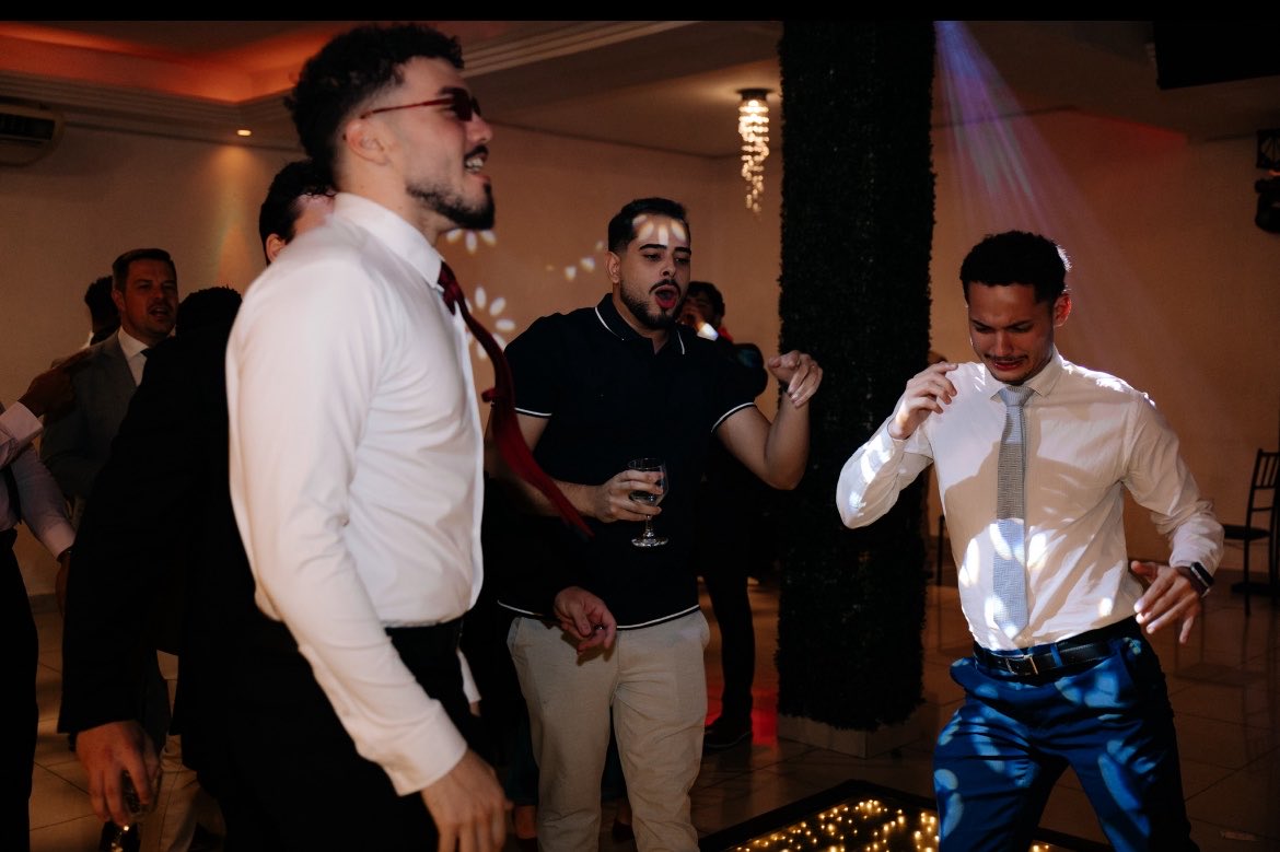 iamcaetanolima's tweet photo. em todas as fotos do casamento eu tô feio e bailando 🕺🕺🕺 https://t.co/ZOJXBoRFkP