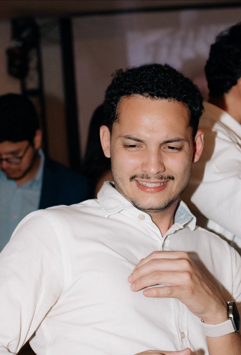iamcaetanolima's tweet photo. em todas as fotos do casamento eu tô feio e bailando 🕺🕺🕺 https://t.co/ZOJXBoRFkP