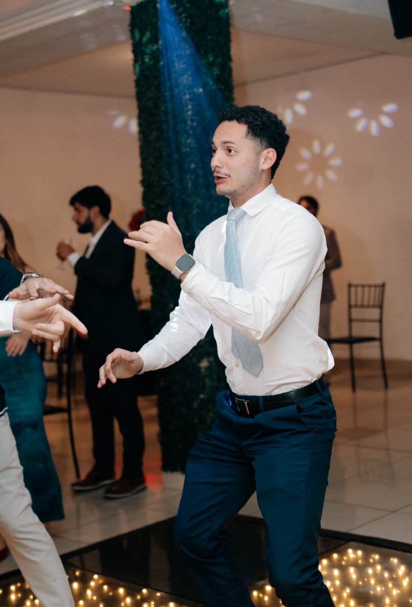 iamcaetanolima's tweet photo. em todas as fotos do casamento eu tô feio e bailando 🕺🕺🕺 https://t.co/ZOJXBoRFkP