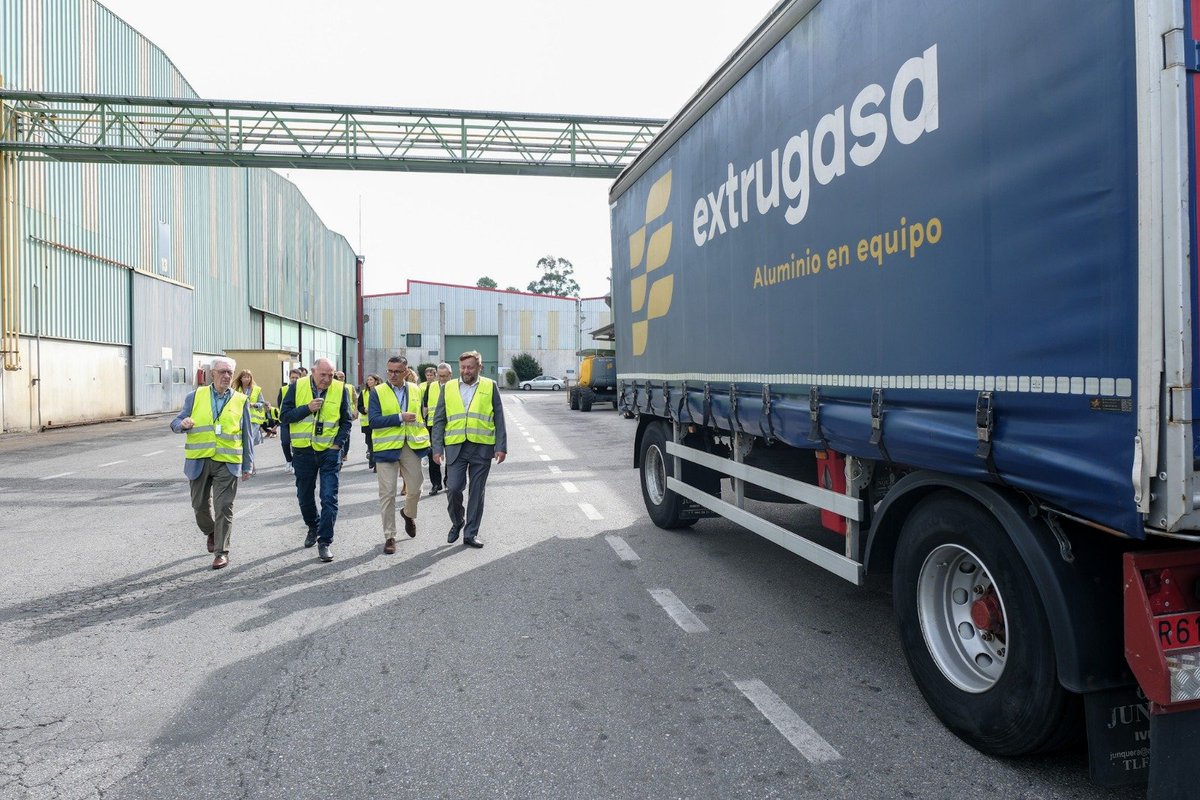 JoseGonVaz's tweet photo. Extrugasa é exemplo de innovación, tradición e dinamismo.

Hoxe visitamos as súas instalacións en Valga para reafirmarnos máis na aposta da @Xunta a prol dun modelo autonómico de formación para o emprego orientado a contar con perfís cos que cubrir as vacantes das empresas https://t.co/EVQrZMaEdE