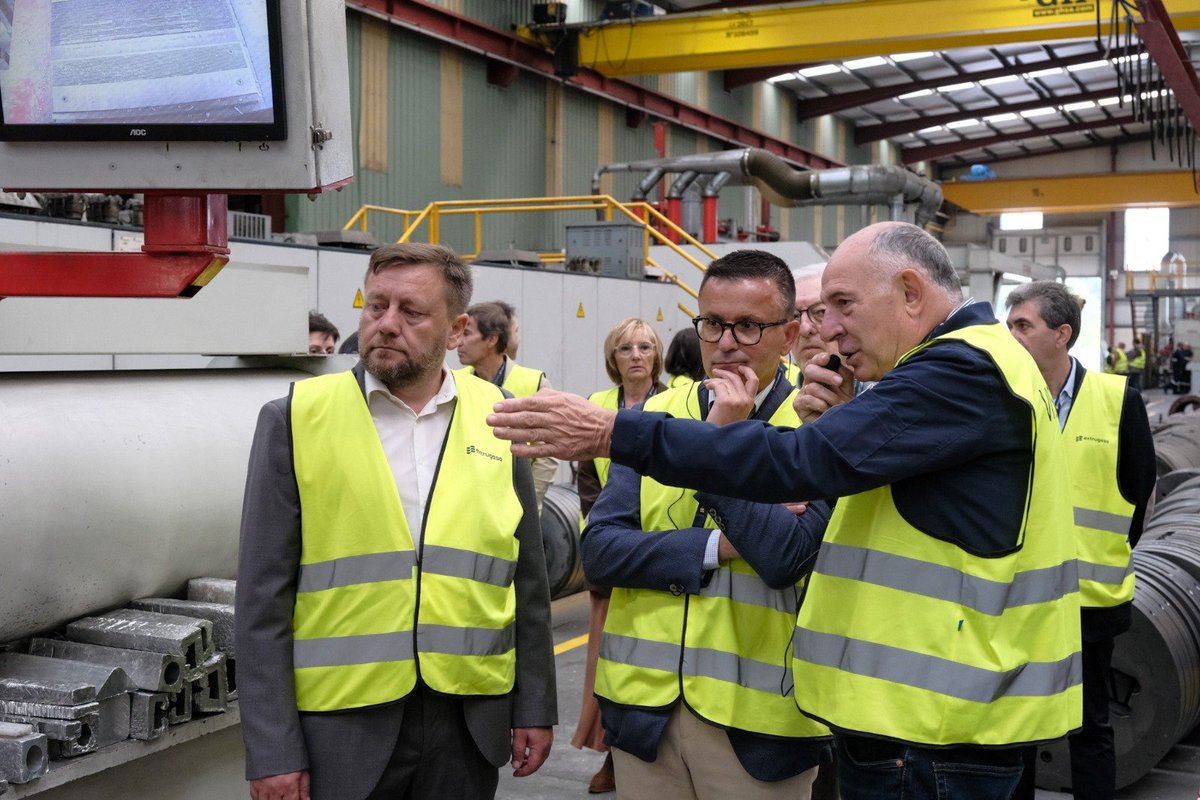 JoseGonVaz's tweet photo. Extrugasa é exemplo de innovación, tradición e dinamismo.

Hoxe visitamos as súas instalacións en Valga para reafirmarnos máis na aposta da @Xunta a prol dun modelo autonómico de formación para o emprego orientado a contar con perfís cos que cubrir as vacantes das empresas https://t.co/EVQrZMaEdE