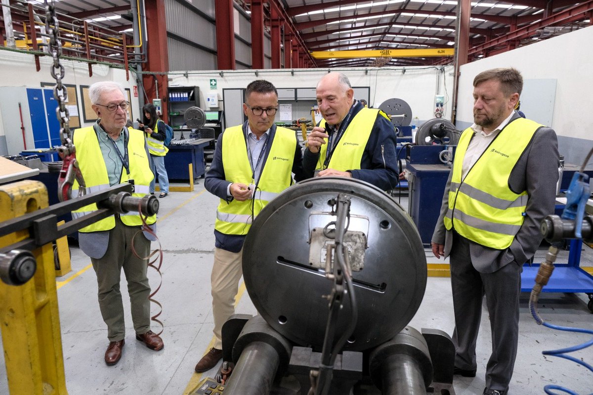 JoseGonVaz's tweet photo. Extrugasa é exemplo de innovación, tradición e dinamismo.

Hoxe visitamos as súas instalacións en Valga para reafirmarnos máis na aposta da @Xunta a prol dun modelo autonómico de formación para o emprego orientado a contar con perfís cos que cubrir as vacantes das empresas https://t.co/EVQrZMaEdE
