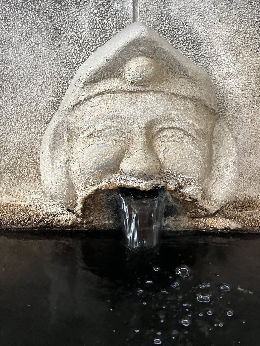 hotspringsrec's tweet photo. 人吉温泉 鶴亀温泉
脱衣所から浴槽まで渋い温泉施設
恵比寿様のお口から熱々の源泉が流れる
モール泉を思わせるとろみのあるオイリーな香りも感じる黒っぽい色味の湯
奥の浴槽は特に激熱💦
あつ湯好きには一押しです https://t.co/pCDAnnCVbD