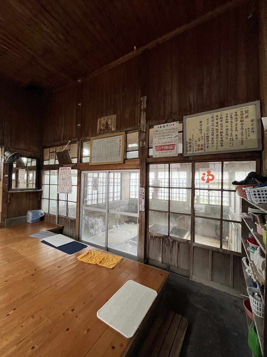 hotspringsrec's tweet photo. 人吉温泉 鶴亀温泉
脱衣所から浴槽まで渋い温泉施設
恵比寿様のお口から熱々の源泉が流れる
モール泉を思わせるとろみのあるオイリーな香りも感じる黒っぽい色味の湯
奥の浴槽は特に激熱💦
あつ湯好きには一押しです https://t.co/pCDAnnCVbD