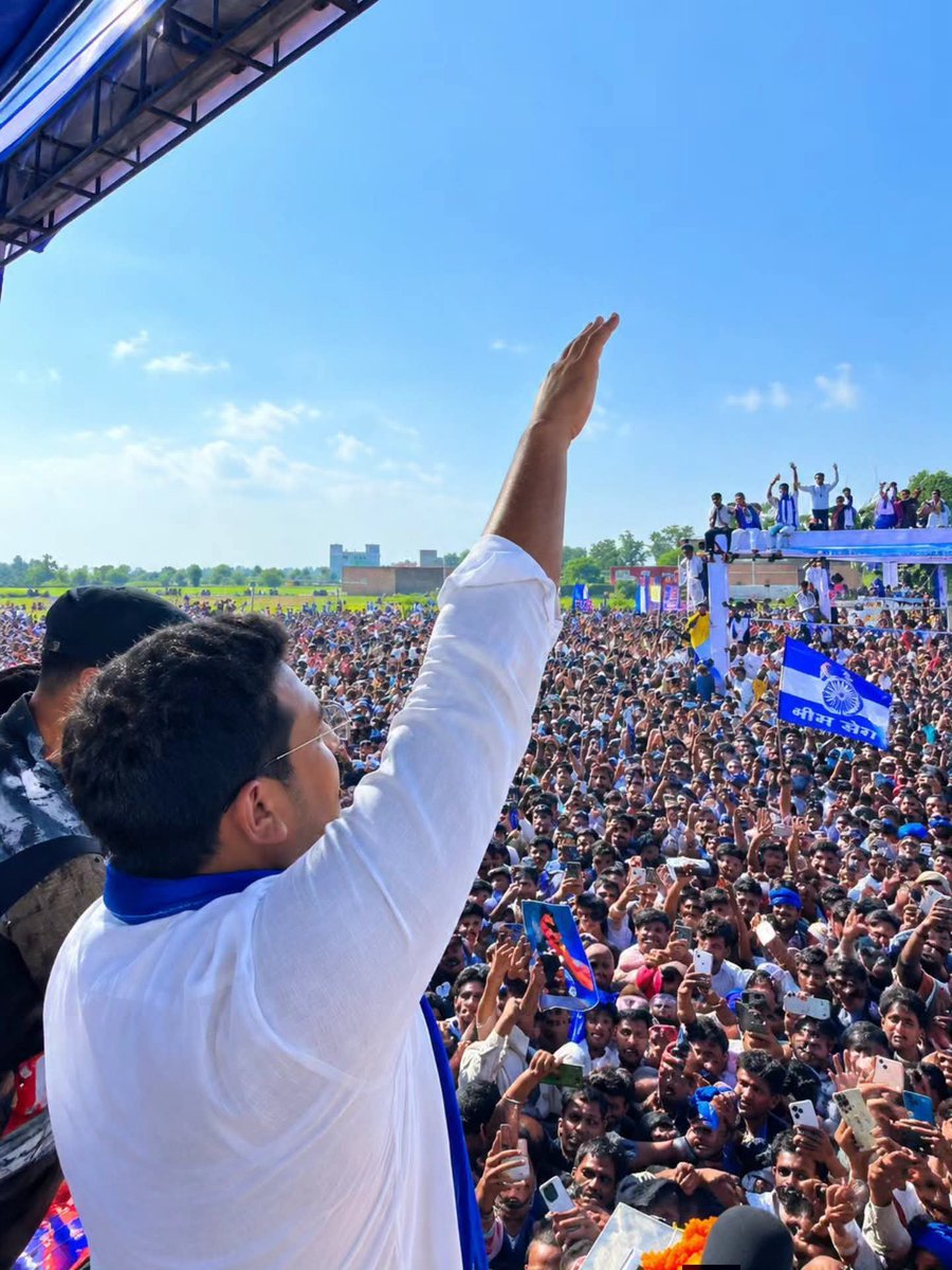 ChandanAzadAsp's tweet photo. आँख खोल माधव और इधर देख करोड़ों लोग का उम्मीद हैं बड़े भैया जी @BhimArmyChief जी कुछ हुई तो सोचो 

#चंदन_आजाद 
#जिलाध्यक्ष- @AzadSamajParty #Gaya https://t.co/Mv13n7TrZW