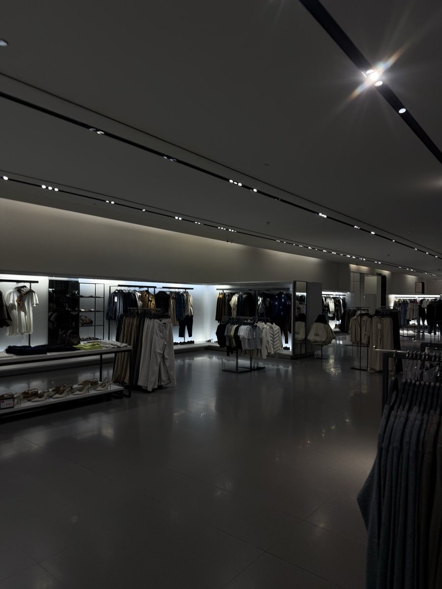 Bondv7h's tweet photo. Shopping https://t.co/VSqFEslnfD