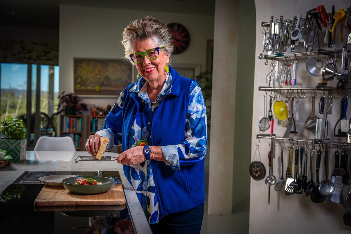 WeAreYetiMedia's tweet photo. Prue Leith’s Cotswold Kitchen - continues Saturday 8.25am on ITV1

This week’s guest is Fearne Cotton - who makes an insane carrot cake 😋

Plus polpette, 70s style prawn cocktail, silk printing and a charity helping disadvantaged 16-25s via food

Stream the series on ITVX https://t.co/rbGhjArpf7