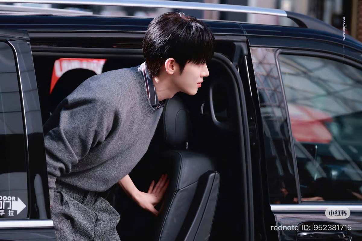 oolafh_7's tweet photo. The way Siwoo carries this LANVIN look is simply incredible. So much presence.

PARK SIWOO AT LANVIN PFWSS27
#PARKSIWOOxLANVIN
#PARKSIWOO https://t.co/L8kxzpHE0q