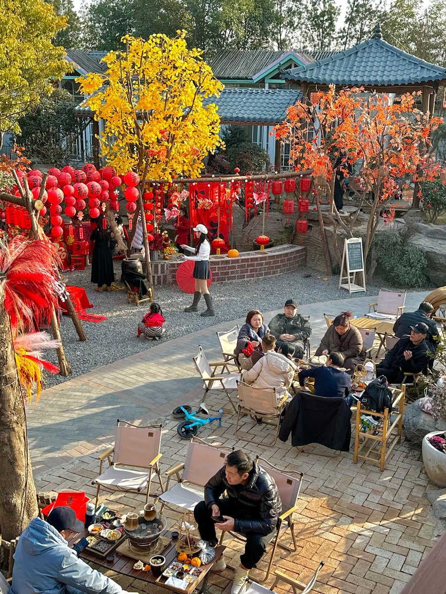 JanGarceaubz's tweet photo. Lights aglow, laughter high—happy Lunar New Year to all, may your days be filled with warmth and good fortune! ， https://t.co/YxLh1MR4ay