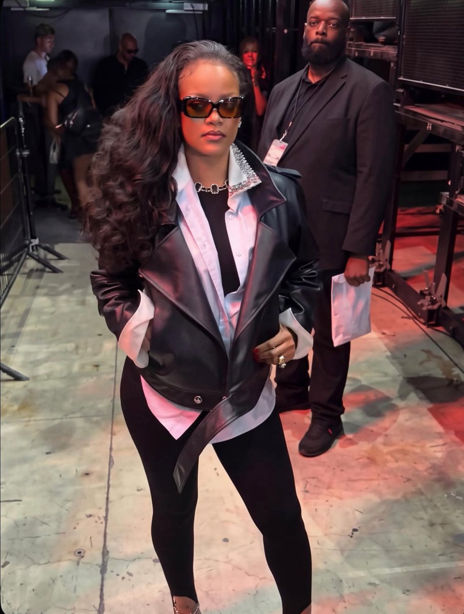yabaleftonline's tweet photo. Rihanna with her son RZA at Paris Fashion Week 🇫🇷 https://t.co/gBVqaZqeGm