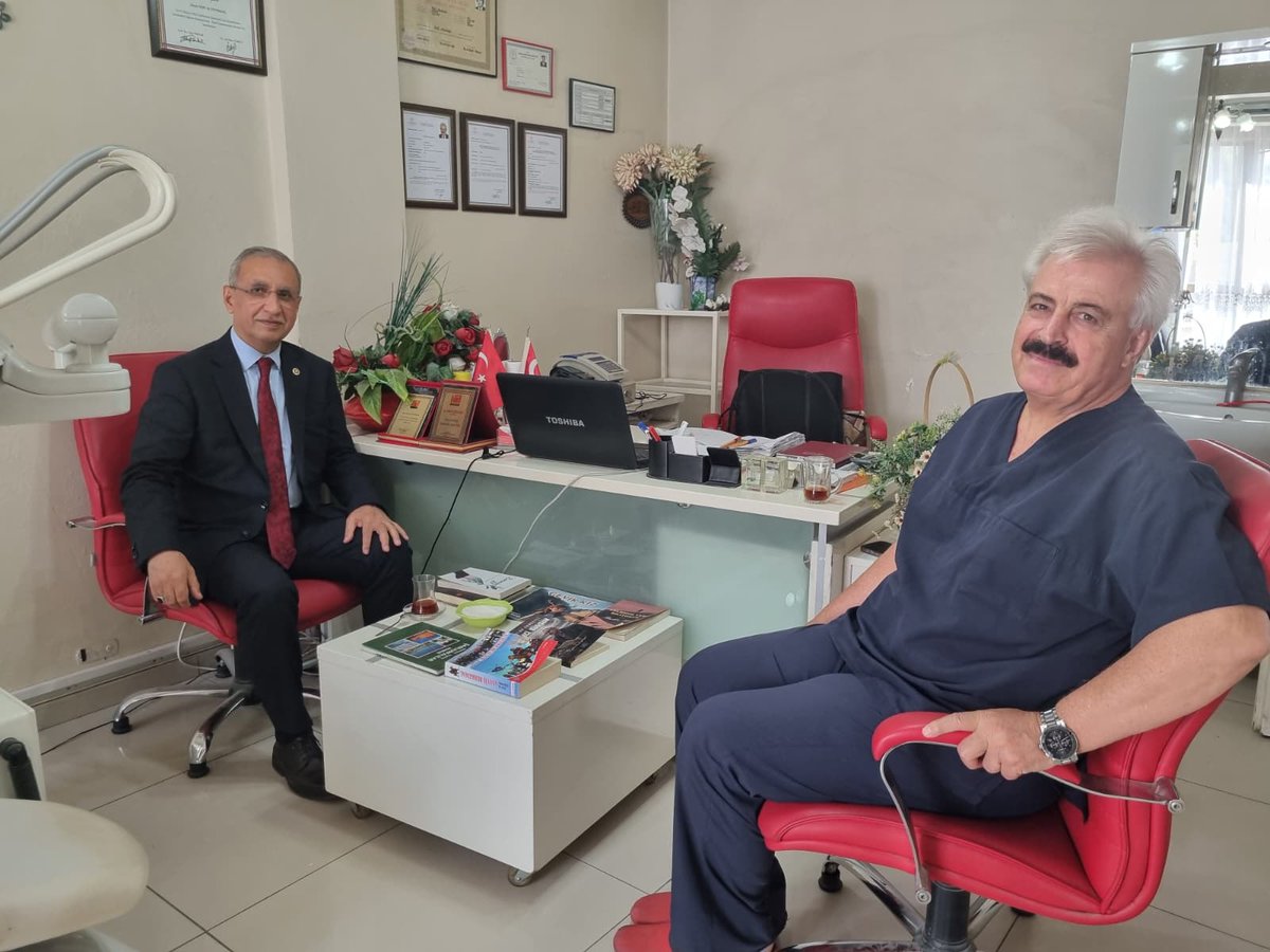 ProfDrDusak's tweet photo. Şanlıurfa’mızda uzun yıllardır diş hekimi olarak hemşehrilerimize hizmet eden, sağlık camiasından kıymetli dostum Dr. Fethi Altıparmak’ı ziyaret ettim.

Şehrimize, insanımıza ve geleceğimize dair samimi ve ufuk açıcı bir sohbet gerçekleştirdik.

Şehrini tanıyan, insanına dokunan; bilgi, birikim ve sorumluluk duygusunu memleketi için ortaya koyan isimlerle aynı paydada buluşmak her zaman kıymetlidir.

Bazı sohbetler, söylenenden çok daha fazlasını anlatır…

Nazik ev sahipliği ve kıymetli fikirleri için kendisine teşekkür ediyorum.

@FethiAltiparmak