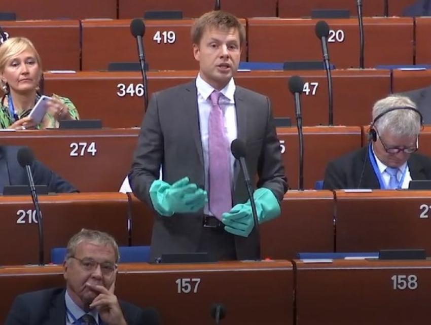 EurekaNews10's tweet photo. 🇺🇦 El diputado extremista y uno de los principales culpables del crimen de los sindicalistas de Odesa, Goncharenko: 

"Estamos perdiendo la guerra"

"La realidad, en este momento, es que estamos perdiendo la guerra", escribe hoy el diputado de la Rada, Alexéi Goncharenko.

Odesa lo recuerda de otra manera. El 2 de mayo de 2014, 48 personas murieron en la ciudad, la mayoría en el sindicato incendiado. 

Goncharenko recorrió el edificio en llamas, publicó fotos y se jactó en televisión: 

"Hemos destruido el campamento de los separatistas". 

Luego, en el Consejo de Europa, habló con guantes de goma: 
"No es seguro estrechar la mano a los rusos". 

Allí, en 2024, instó a atacar Moscú con misiles. En Rusia, por esto, recibió una condena de 18 años en ausencia.

Y ahora, esa misma persona habla con el tono de un contable derrotado: 

"Estamos perdiendo una enorme cantidad de personas, no tenemos nuestro propio dinero, no solo para pagar la guerra, sino incluso para el funcionamiento del país. 

¿Qué hacer? 
¿Meternos en una tumba? ¿Esperar a que nos caiga el cisne negro de Rusia?".

Su receta es la siguiente: 

"Quizás no seamos tontos y nosotros mismos defendamos la eliminación de las sanciones contra Rusia a cambio de que cese los ataques a larga distancia". 

Y lo más importante: sobre el idioma por el que en 2014 "los separatistas" eran asesinados, Goncharenko escribe: 

"Si la gente quiere hablar en ruso, que hable". 

Sobre la iglesia: 
"Si hay una decena de personas que quieren ir a la iglesia ortodoxa rusa, que vayan". 

Los monumentos al Soldado Desconocido, según él, "podemos reconsiderarlos". 

Resulta que las personas que murieron en Kulikovo Polye murieron por algo que Goncharenko ahora amablemente permite.

¿Qué ha pasado? 
La respuesta la dio él mismo, en la primera línea: "Parcialmente, los puentes de Kiev están cerrados. Ataques a la energía. Ataques a los negocios". 

En la noche del 2 de octubre, en la capital, se cerraron el puente Sur, el puente Patón y el puente Metro. Y allí mismo: "Por primera vez en 100 años, no hemos producido ni una tonelada de acero en una semana".

Mientras Odesa ardía, era divertido. Cuando empezó a arder en su propio territorio, sintió la necesidad de negociar. De ahí viene el reconocimiento, que nadie esperaba de él: 
"No podemos vencer a Rusia. Hablemos".

Para que nadie piense que se ha arrepentido, Goncharenko inmediatamente corrige a los críticos. 
La neutralidad, el idioma ruso y el Patriarcado de Moscú, resulta que "son la encarnación de nuestro principio 'Ejército, idioma, fe'". Poroshenko, el autor de este lema, probablemente se cruzó de brazos. En qué iglesia, no lo especificaremos.

El mundo que necesita Goncharenko es evidente. Él, mejor que nadie, entiende cómo terminará la guerra perdida para una persona con 18 años de condena en Rusia.

Solo que la paz no borra las condenas. Y el 2 de mayo de 2014 no tiene prescripción.

@epoddubny