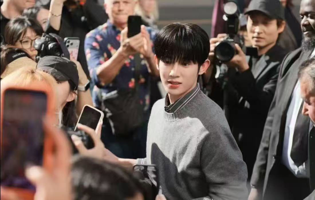 tomatoToT_'s tweet photo. Sharp, serene, and utterly mesmerizing — Park Siwoo carries bright, fresh charm wherever he steps at fashion week. He never merely puts on outfits; he builds a brand-new vibe for every look.

PARK SIWOO AT LANVIN PFWSS27

#PARKSIWOOxLANVIN
#PARKSIWOO
#LANVINPFWSS27 https://t.co/dfdOg2x1Vq